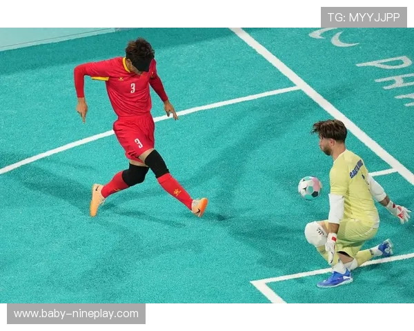 足球球星经典瞬间画框展示揭示他们无与伦比的荣耀与奋斗历程